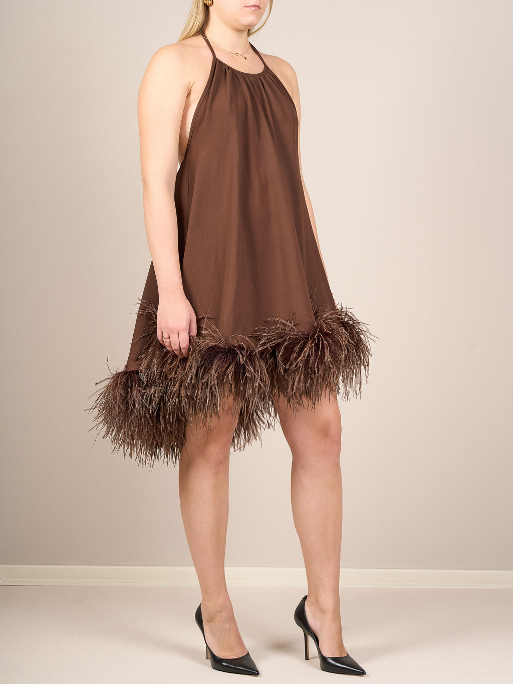 Abito marrone con piume