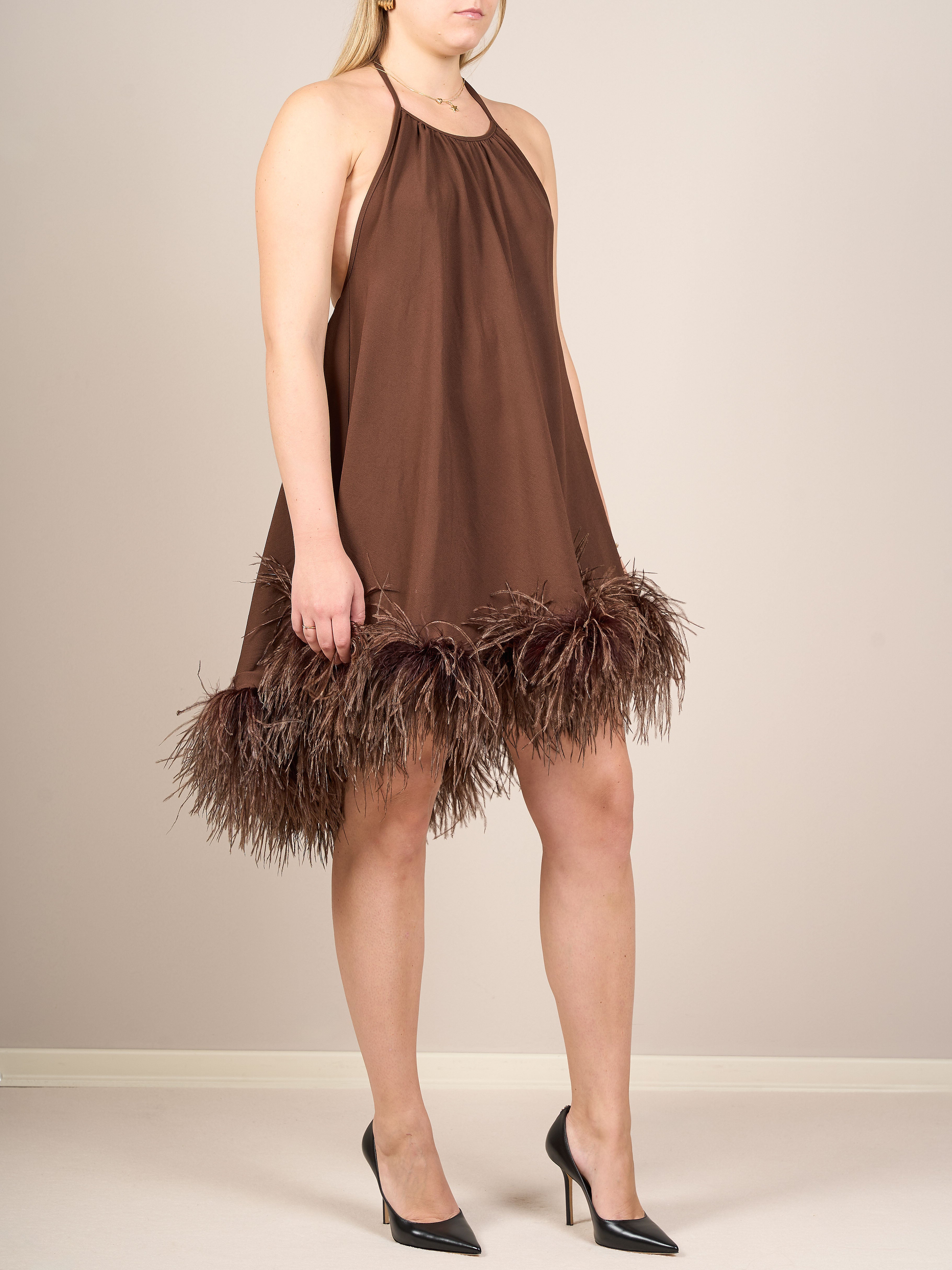 Abito marrone con piume
