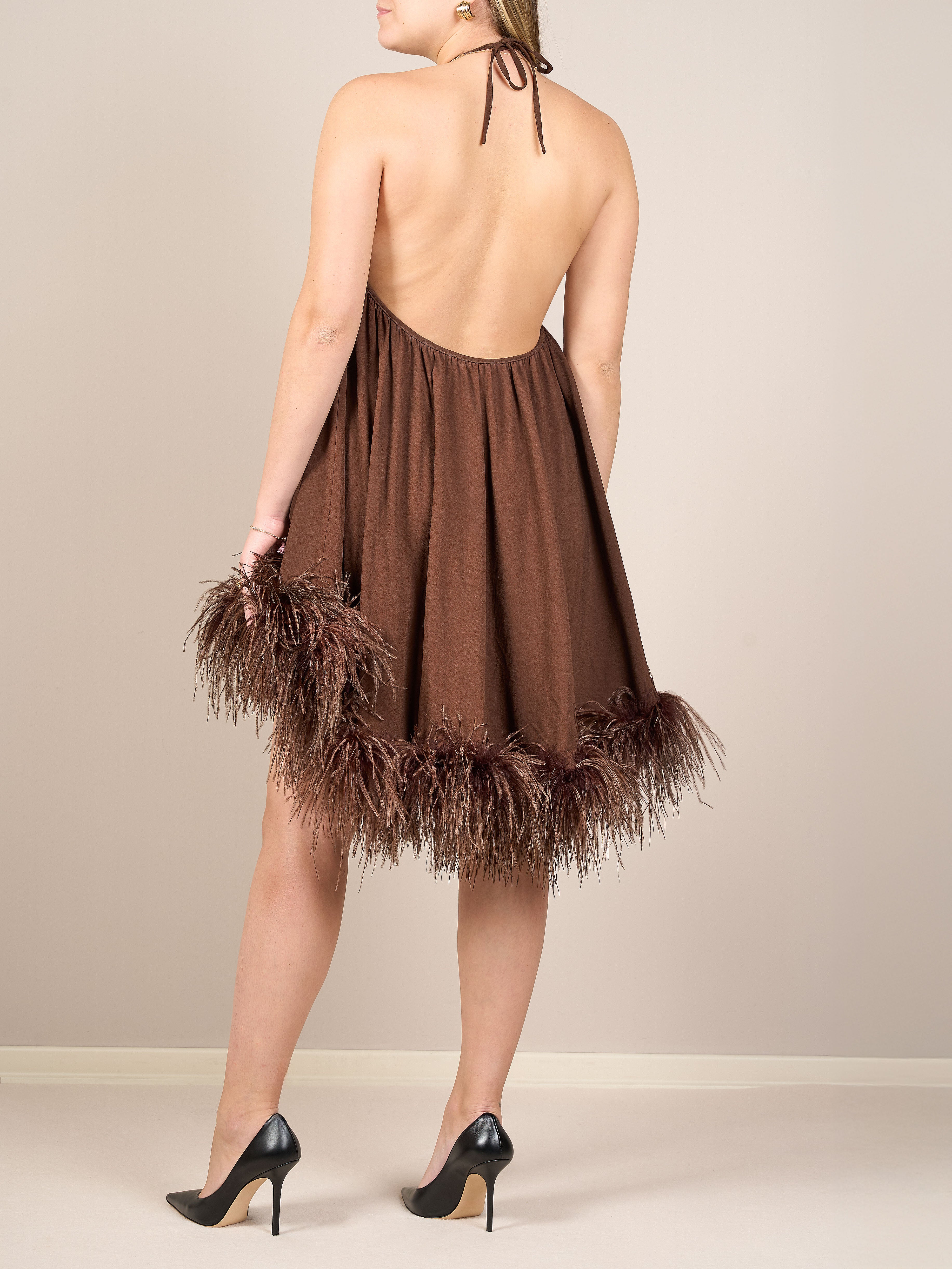 Abito marrone con piume
