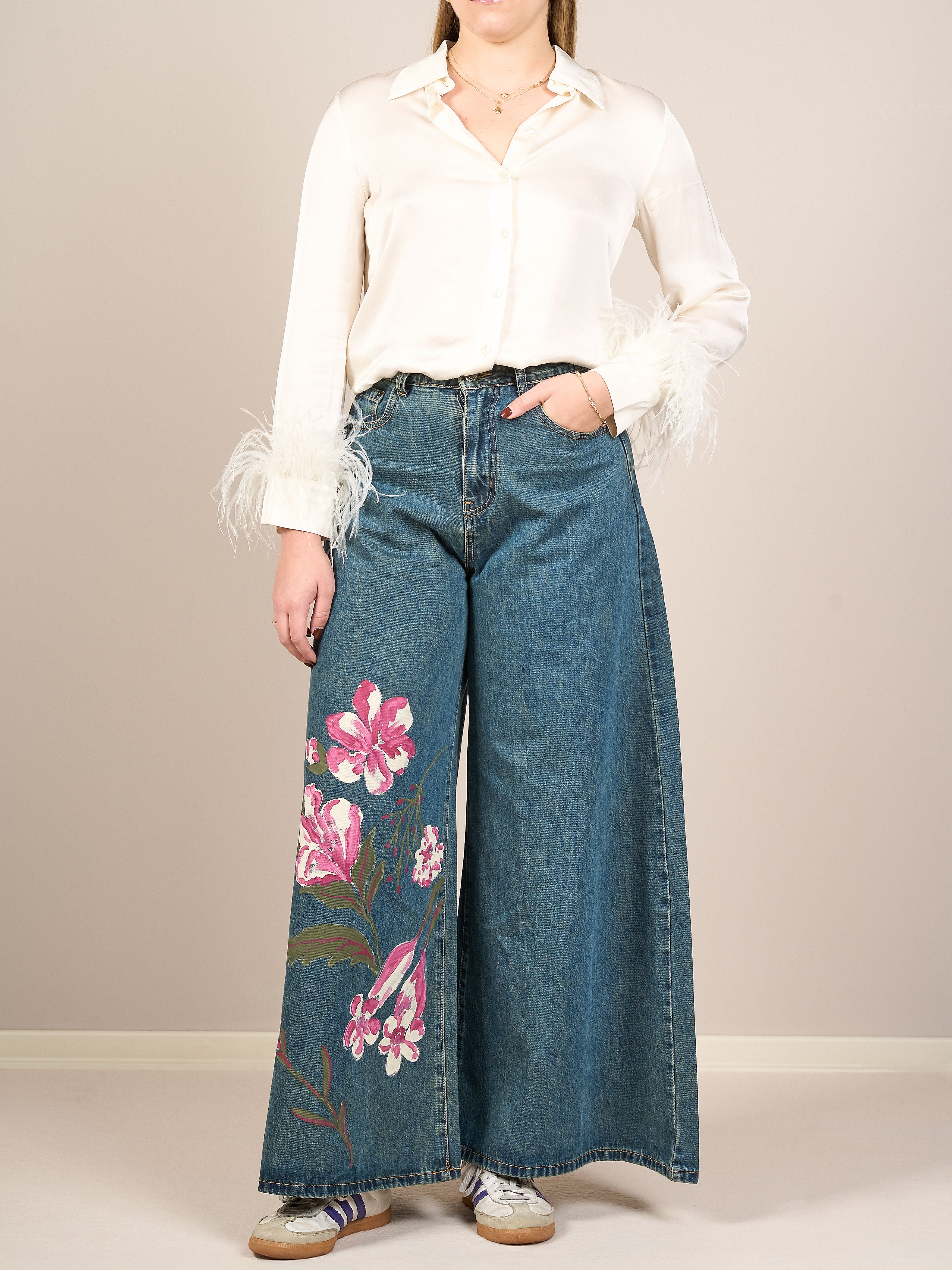 Camicia bianca con dettaglio piume