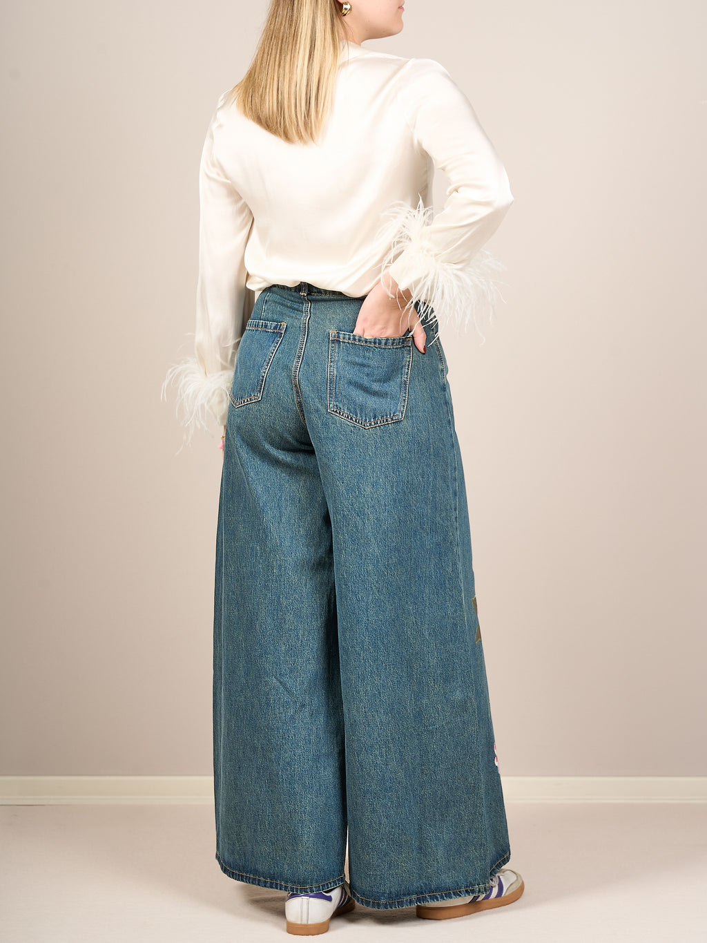 Camicia bianca con dettaglio piume