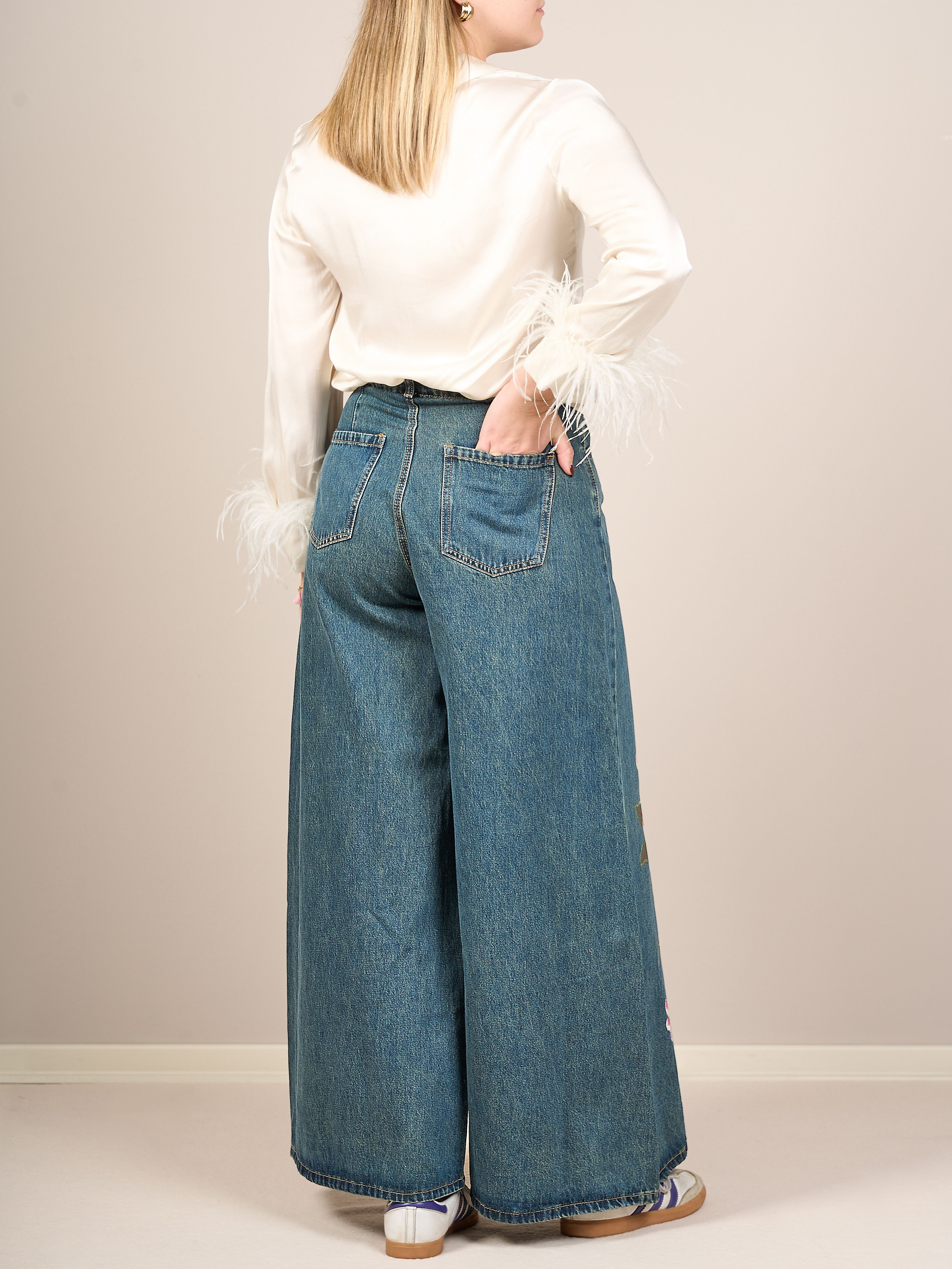 Camicia bianca con dettaglio piume